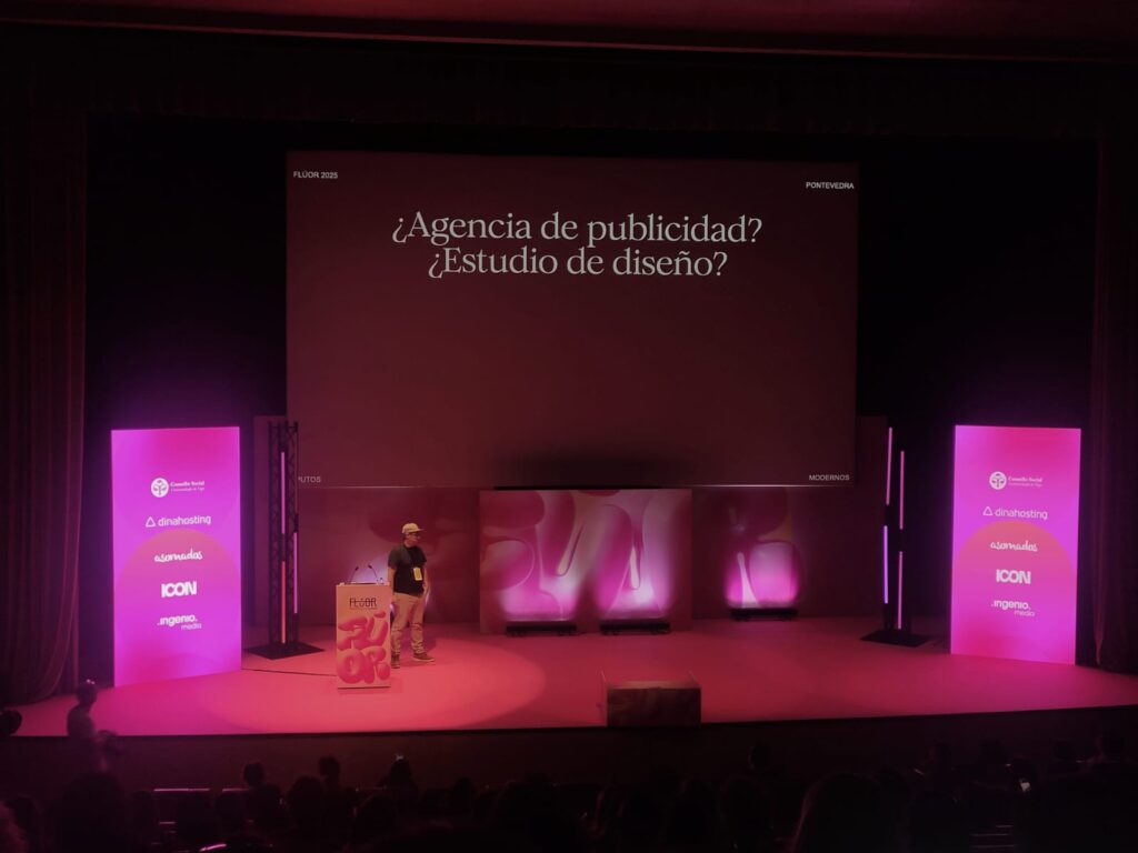 Una fotografía de la ponencia de Jorge Sandua, Fundador de Putos Modernos en el Congreso de Marketing FLÚOR 2025